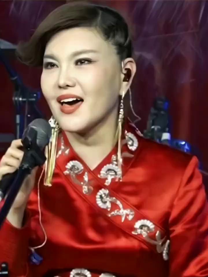给我一片白云，一朵洁白的想象。给我一阵清风，吹开百花香。给我一次邂逅，在青青的牧