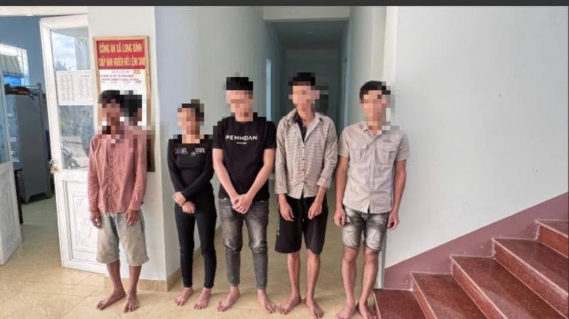 平福省富桢县警方在吸毒人家中查获了简陋的武器和自制的酒精枪。