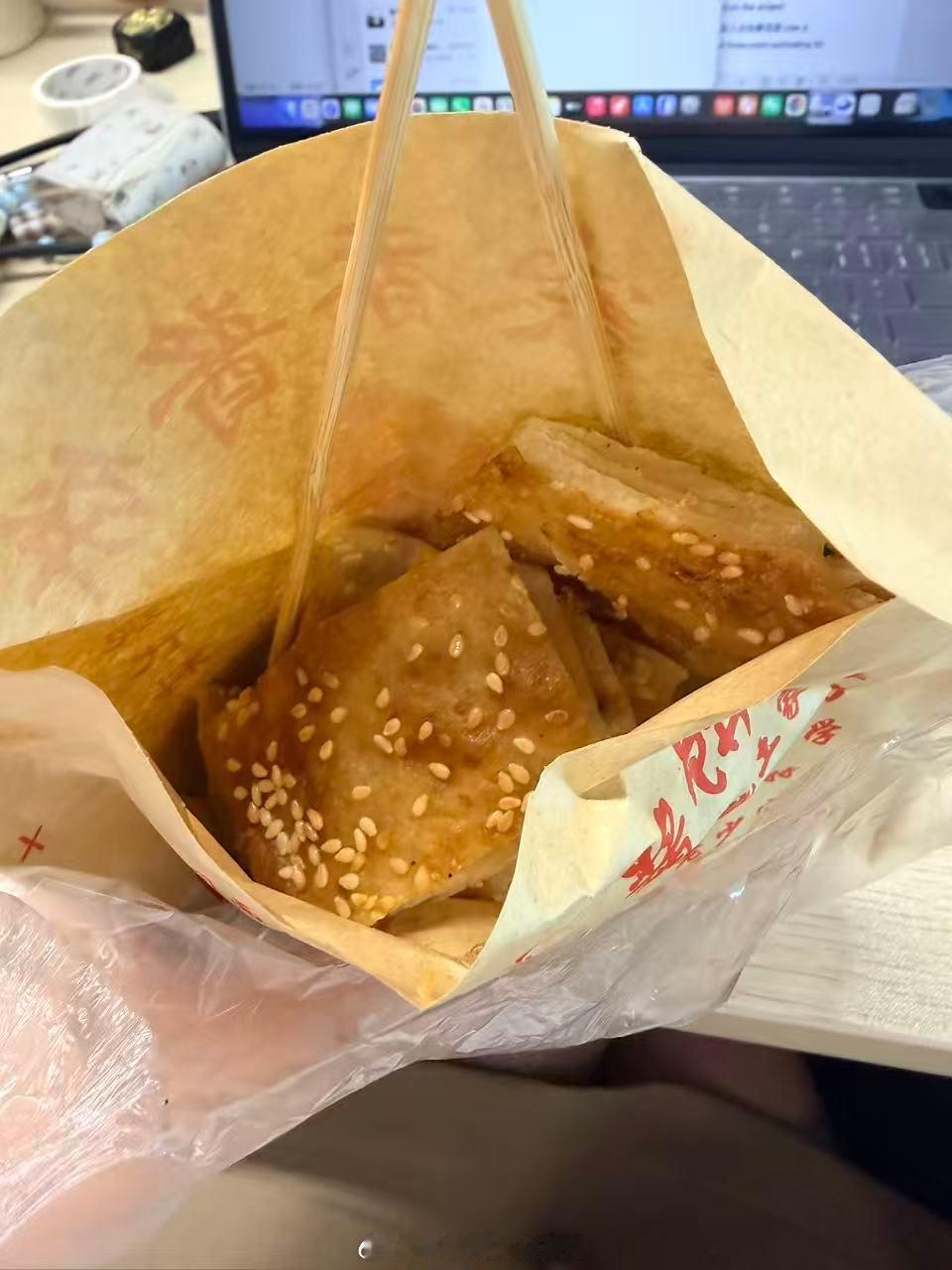 哎呀！好美味的酱香饼！好久没吃上这一口了！配一杯黑咖或者茶，解腻又消食 