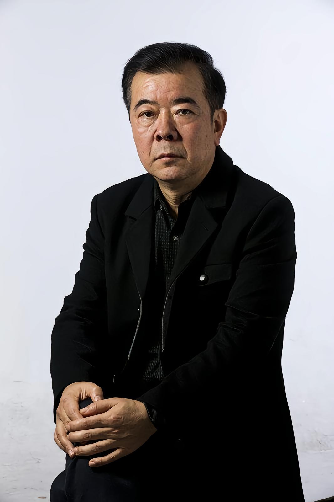 周梅森，1956年3月9日出生于江苏省徐州，中国当代作家、编剧。中国作家协会第七