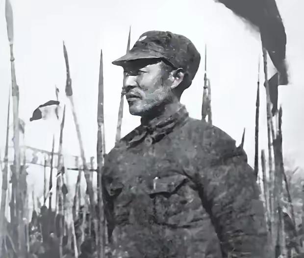 1943年，苏北伪军排长谷德培，搜剿时撞见困于厕所的新四军，抬手朝天连开三枪：他