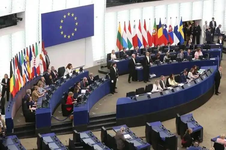 美国总统特朗普到瑞士小镇达沃斯几天，议长 梅措拉和他的议员们，战战兢兢躲在布鲁塞