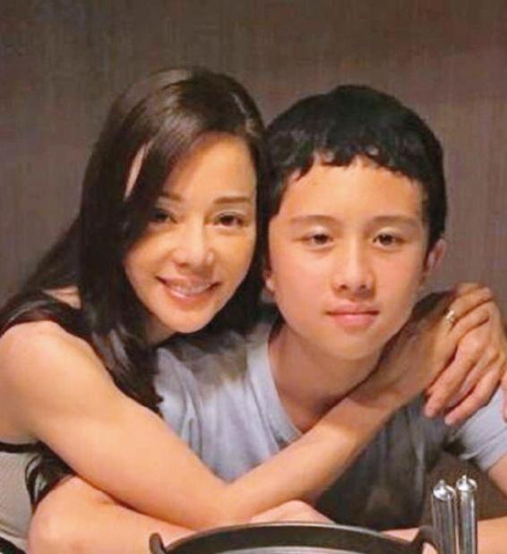 畸形的爱到底有多可怕？台湾女星狄莺，坚持母乳喂养12年，与儿子同床15年，就连儿