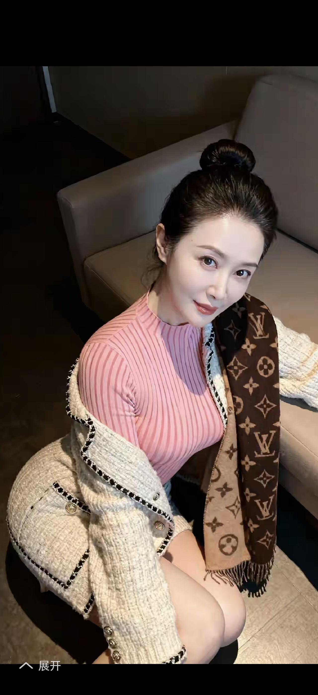 优雅穿搭指南：粉色条纹衫+米色针织外套，搭配LV围巾，尽显时尚魅力！