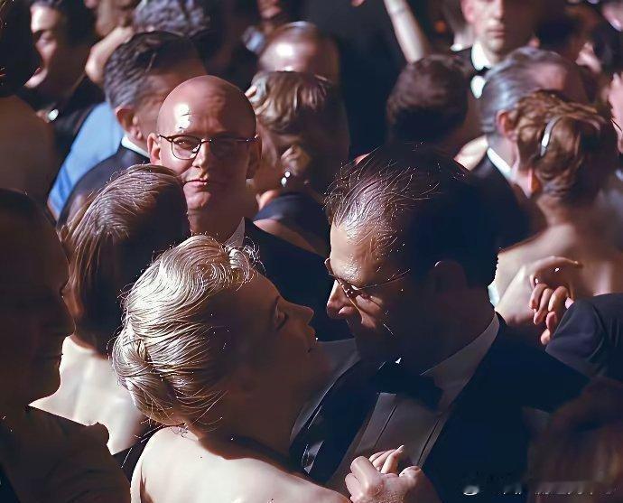 1957年﻿，玛⁠‏丽莲·‎梦露在夜宴上。再看看现在，‎‎美国人的审美和经济，退