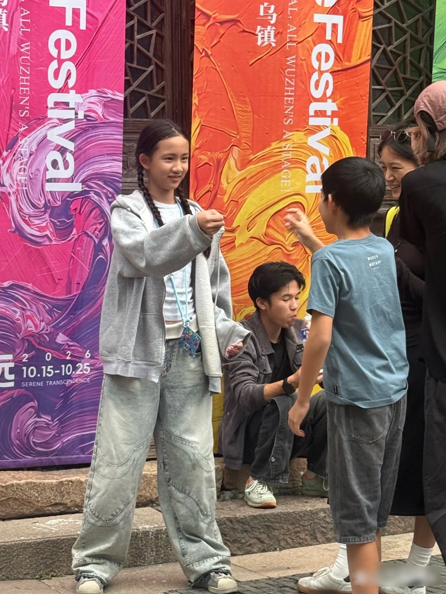 黄磊孙莉13岁二女儿在乌镇被偶遇，她扎着麻花辫，身材高挑，皮肤偏黑，五官长得好像
