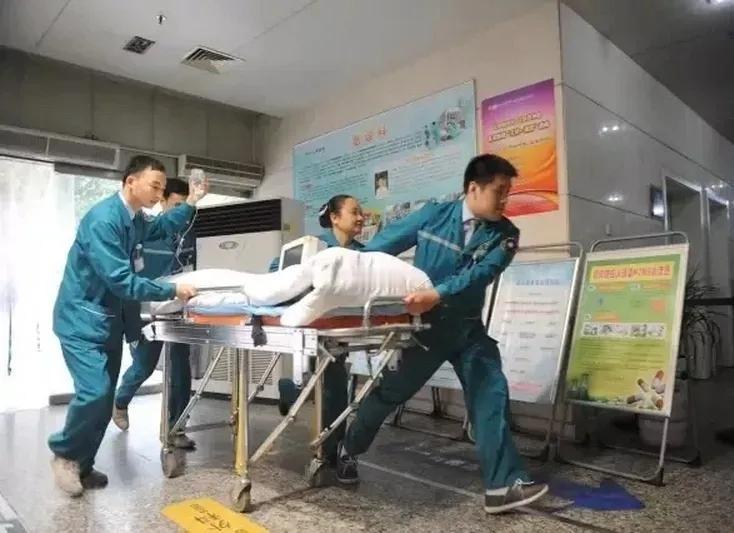 看到神内科里躺着的90后，我突然意识到：心梗脑梗早已不是老年病，而是现代生活的"