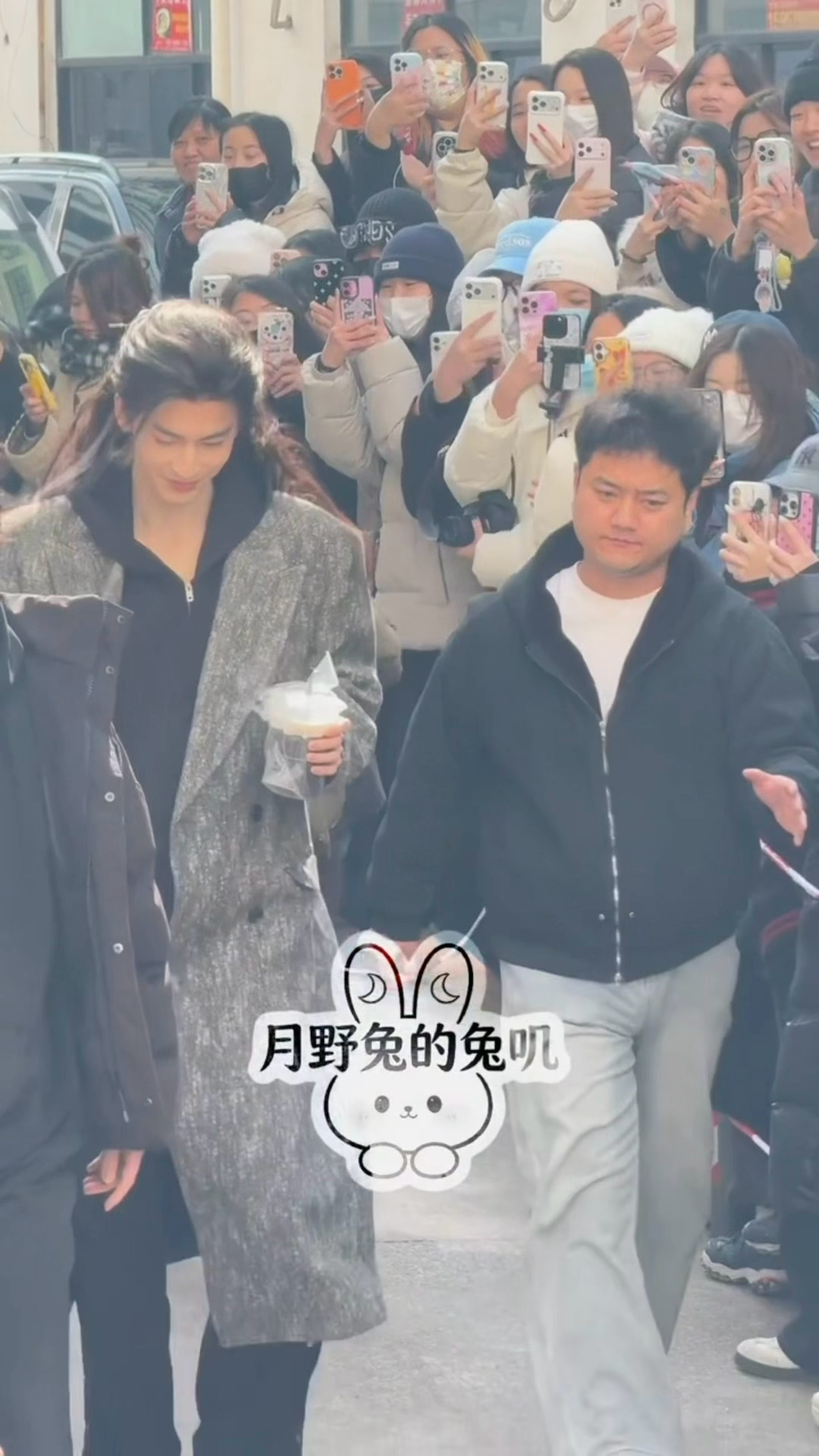 “横店摄影咖 家玮帅爆啦”哈哈哈哈哈哈这个张凌赫被小核桃钓成翘嘴了