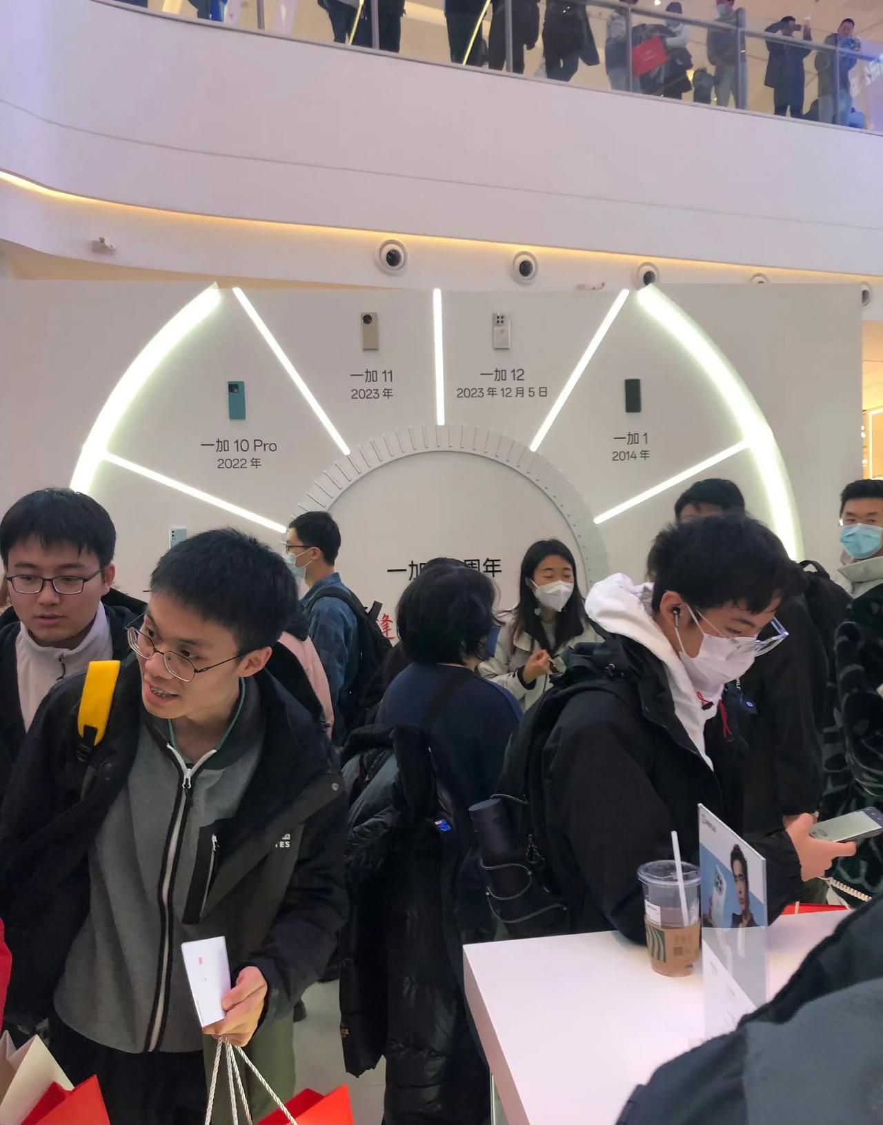 建议其他厂商也来学学一加快闪店活动，今天跟朋友早早的赶到活动现场，队伍已经排起长