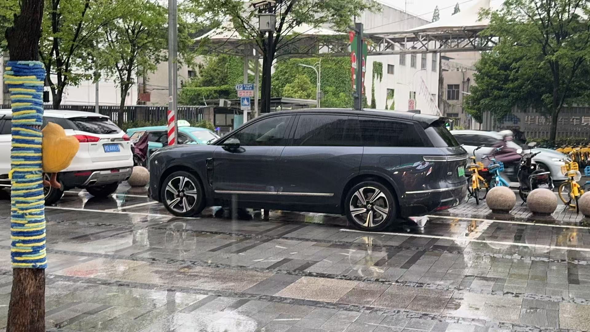 ES8的大五座，这个轮圈会大放异彩。等着瞧。大家买六座版本的时候，都奔着行政气质