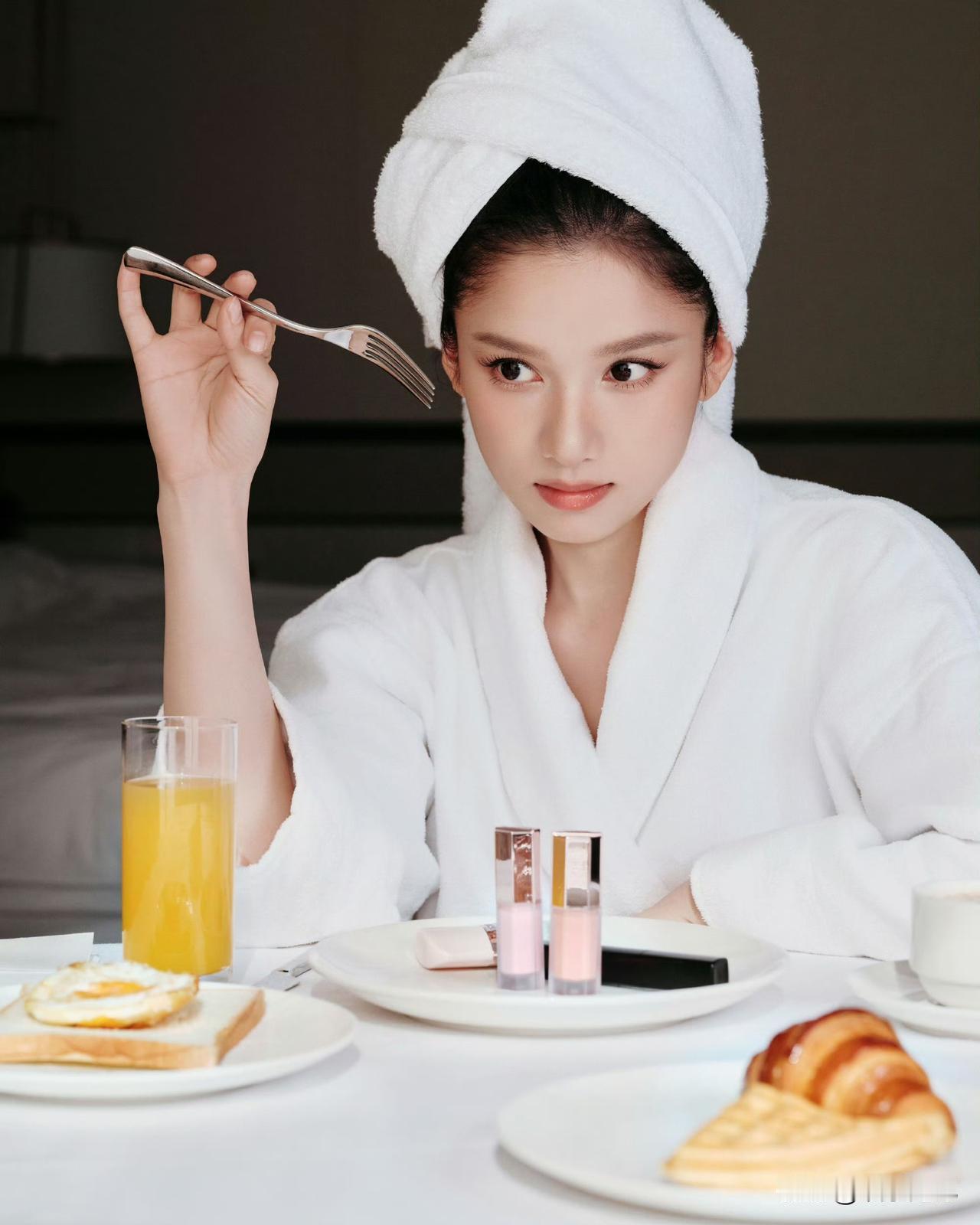 张婧仪浴袍美照