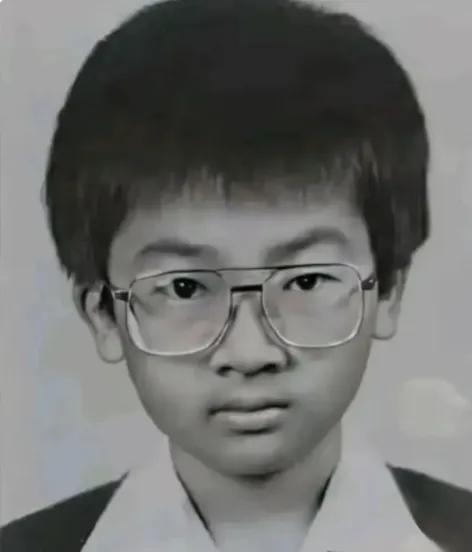 猜一猜，这个小男孩是谁，长大后成了一位明星，但从小到大的模样真是一点都没变，我敢