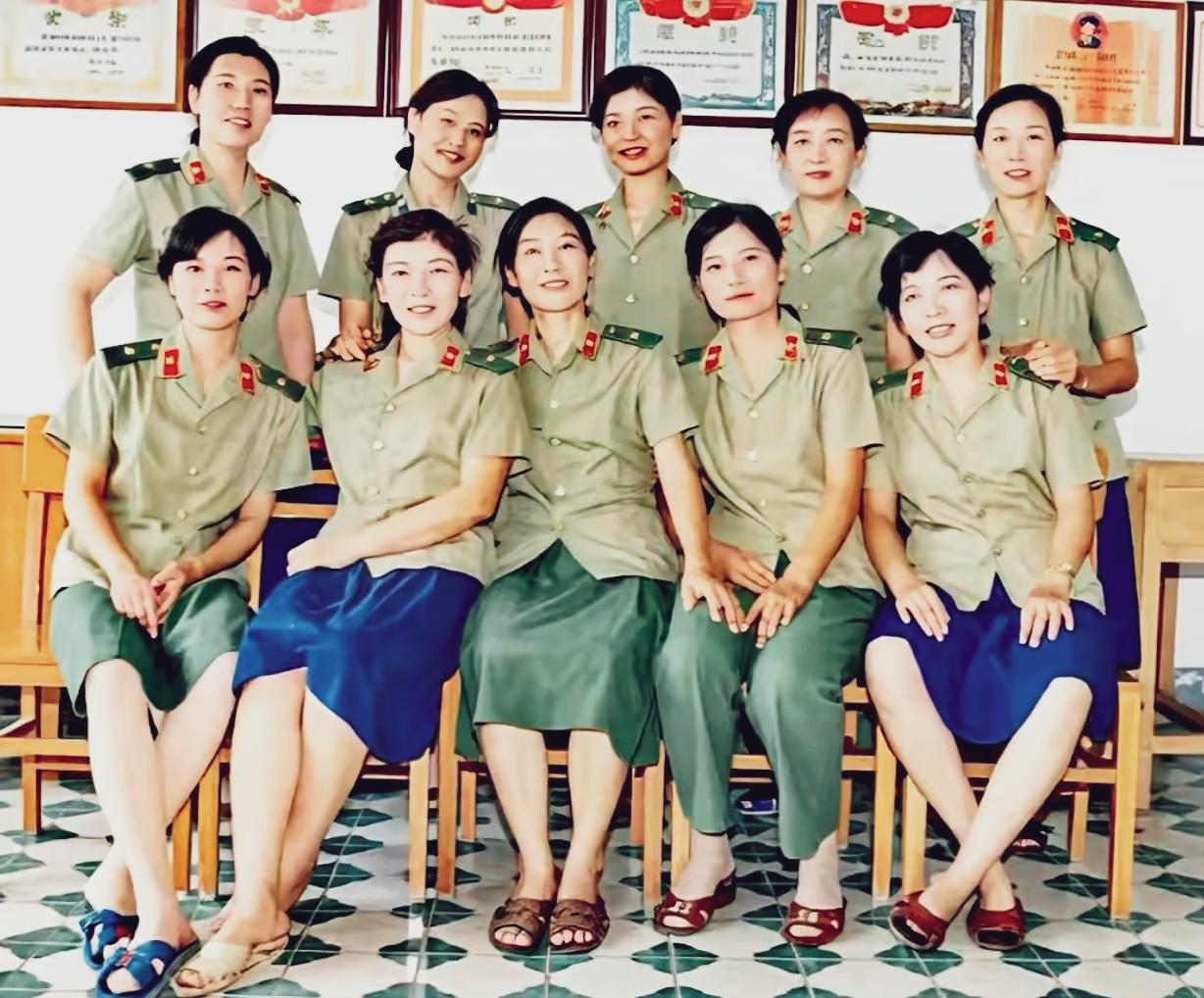 那时，女兵们换新装了，聚在一起照个相。有穿蓝裙子的，有穿绿裙子的，还有穿军裤的。