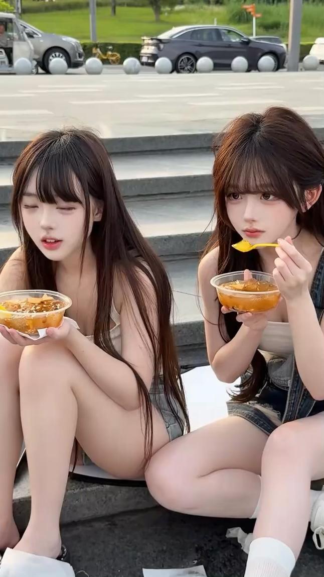 因为我比较淑女，不像她，她就吃狼张牙虎爪的。