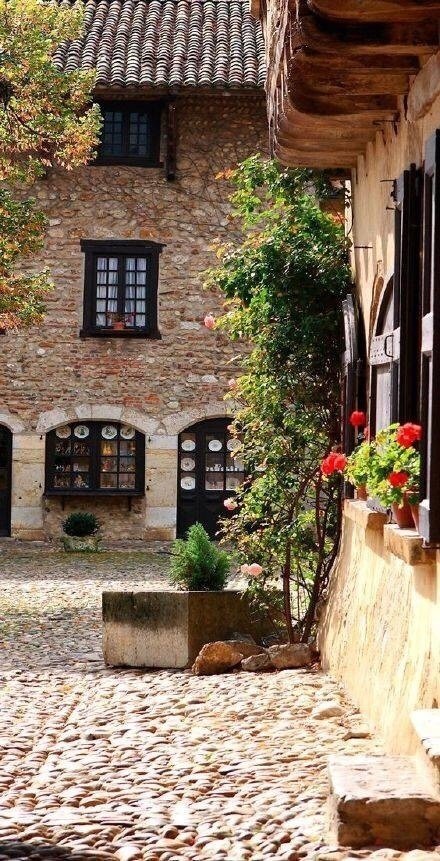 一座法国东部的古老小镇 佩鲁日  爱旅游