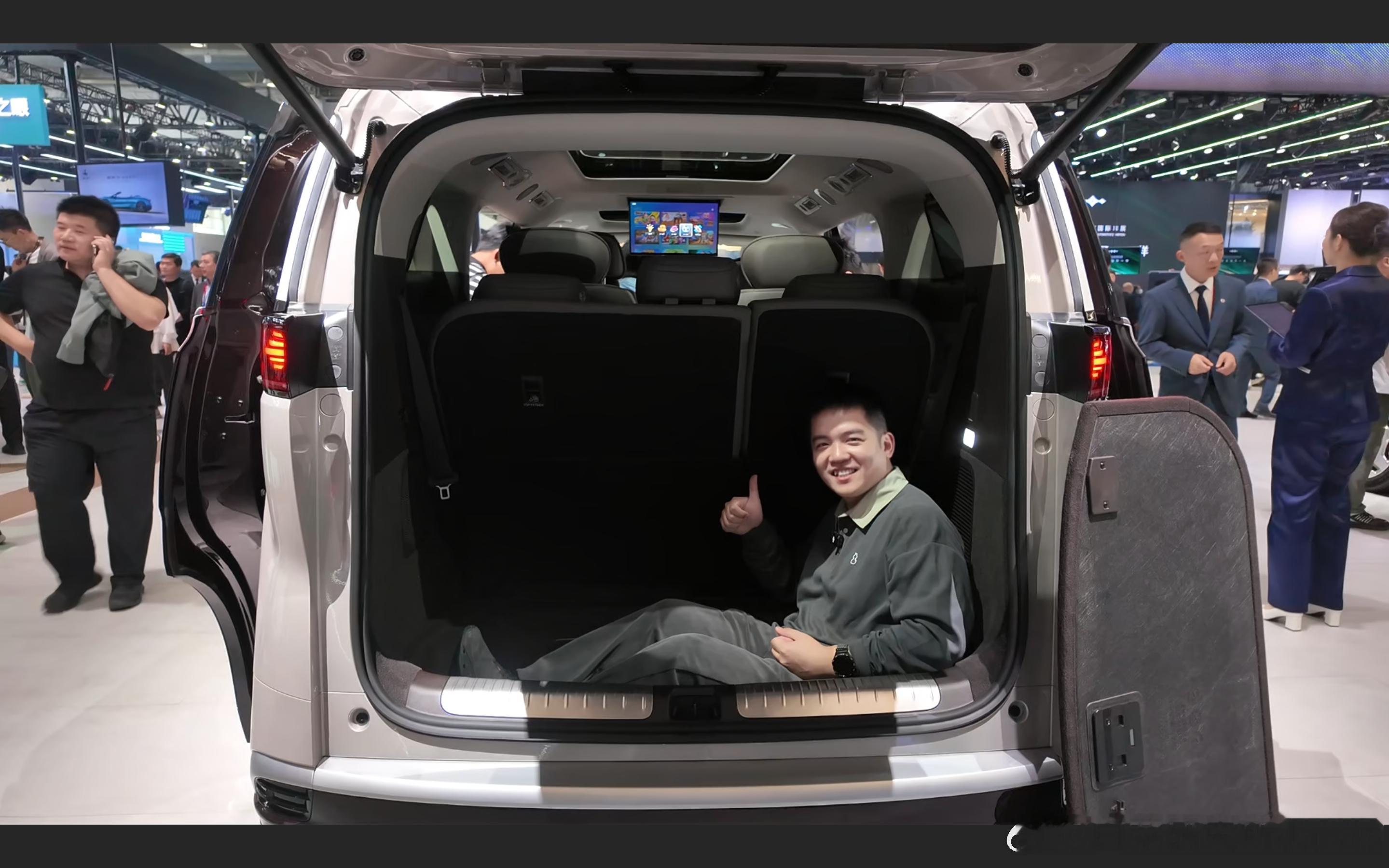 第二代腾势D9的后备箱有多大，这么说吧，当个八座车压力不大。如果是苗条的瑜伽小姐