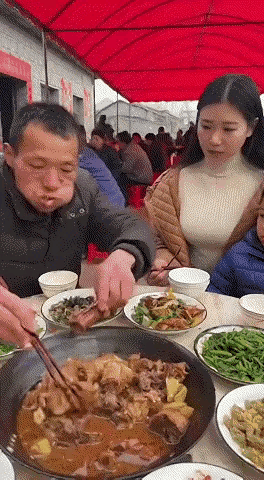 遇见这种的，旁边的人都吃不下，因为大家都在看他一个人吃，所有人都没了胃口，这是几