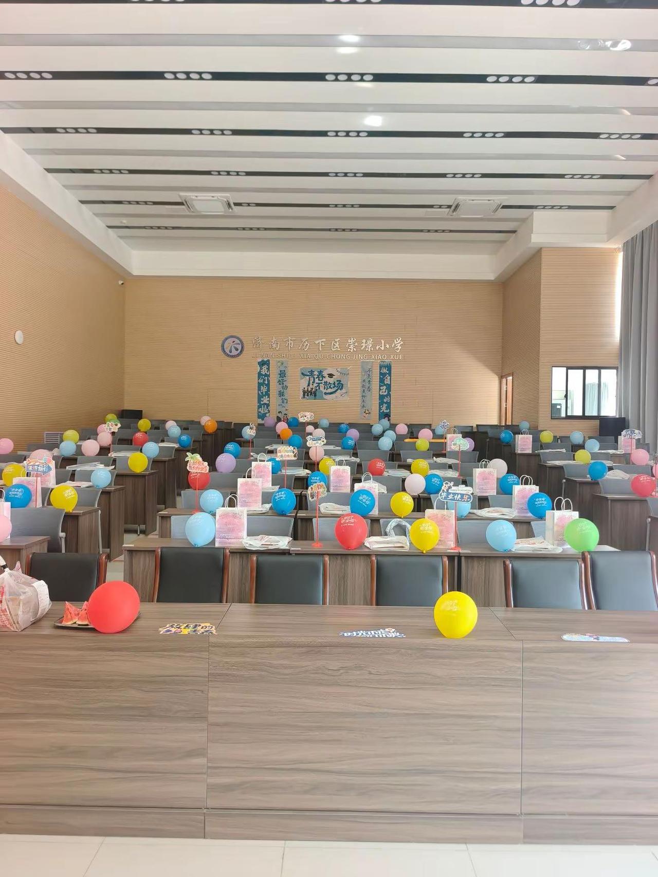娃今天小学毕业了，在学校的最后一天！五年的崇璟小学生活画上了一个圆满的句号！说实