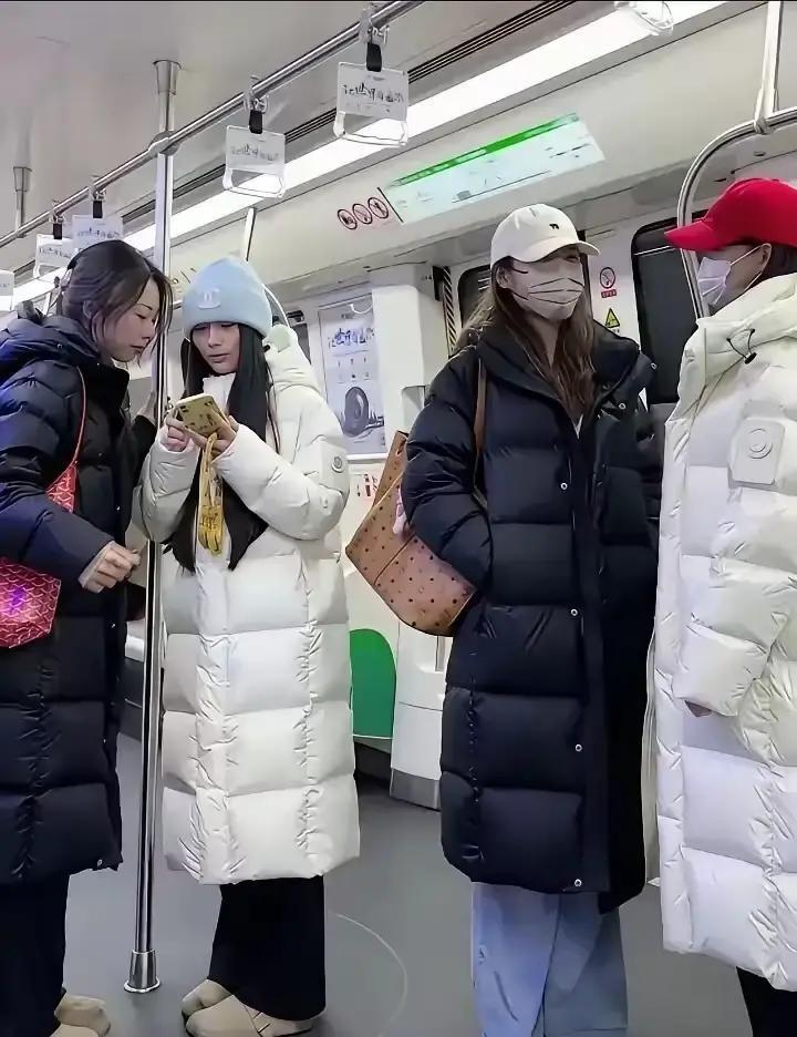 街上现在一眼望去全是长羽绒服，连地铁口卖烤红薯的大姐都换了长款。
去年还满屏冲锋