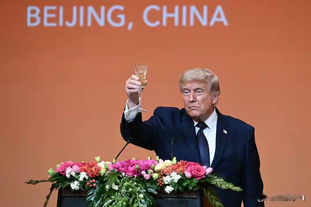 特朗普在中国的表现绝对会让欧洲领导人破防，看看特朗普在欧洲领导人面前是什么样，人