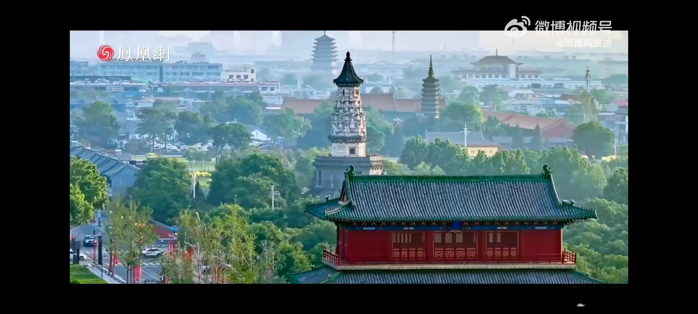 在石家庄，千年的佛光，沉淀于隆兴寺的幽深殿宇；四年的光阴，凝结为四百多平壁画延续