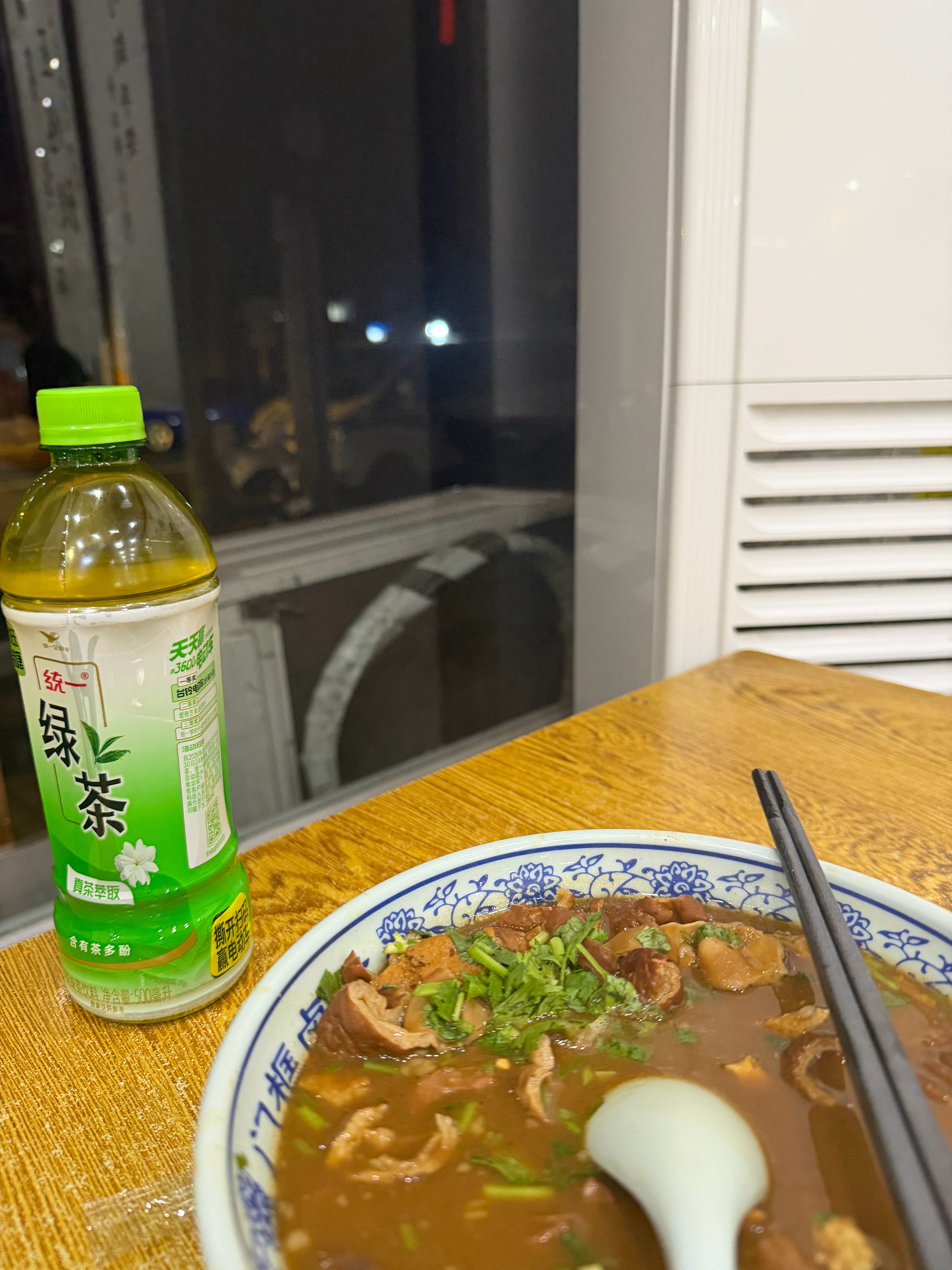 饿了出来觅食 饭店里有人酒后打起来了挥舞之间 客人都跑了 我寻思刚点的卤煮啊我就