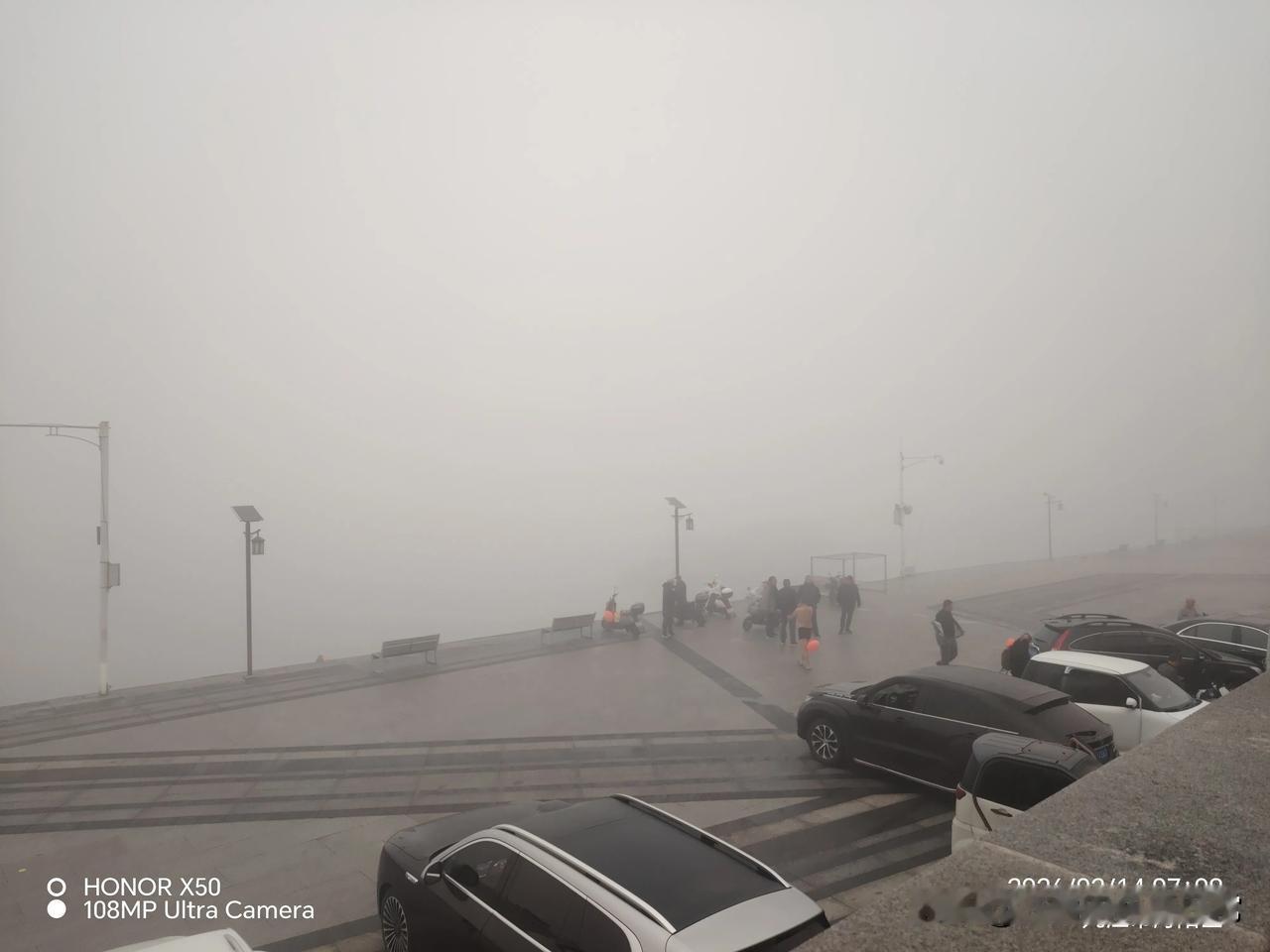 大雾天长江岸边晨练冬泳