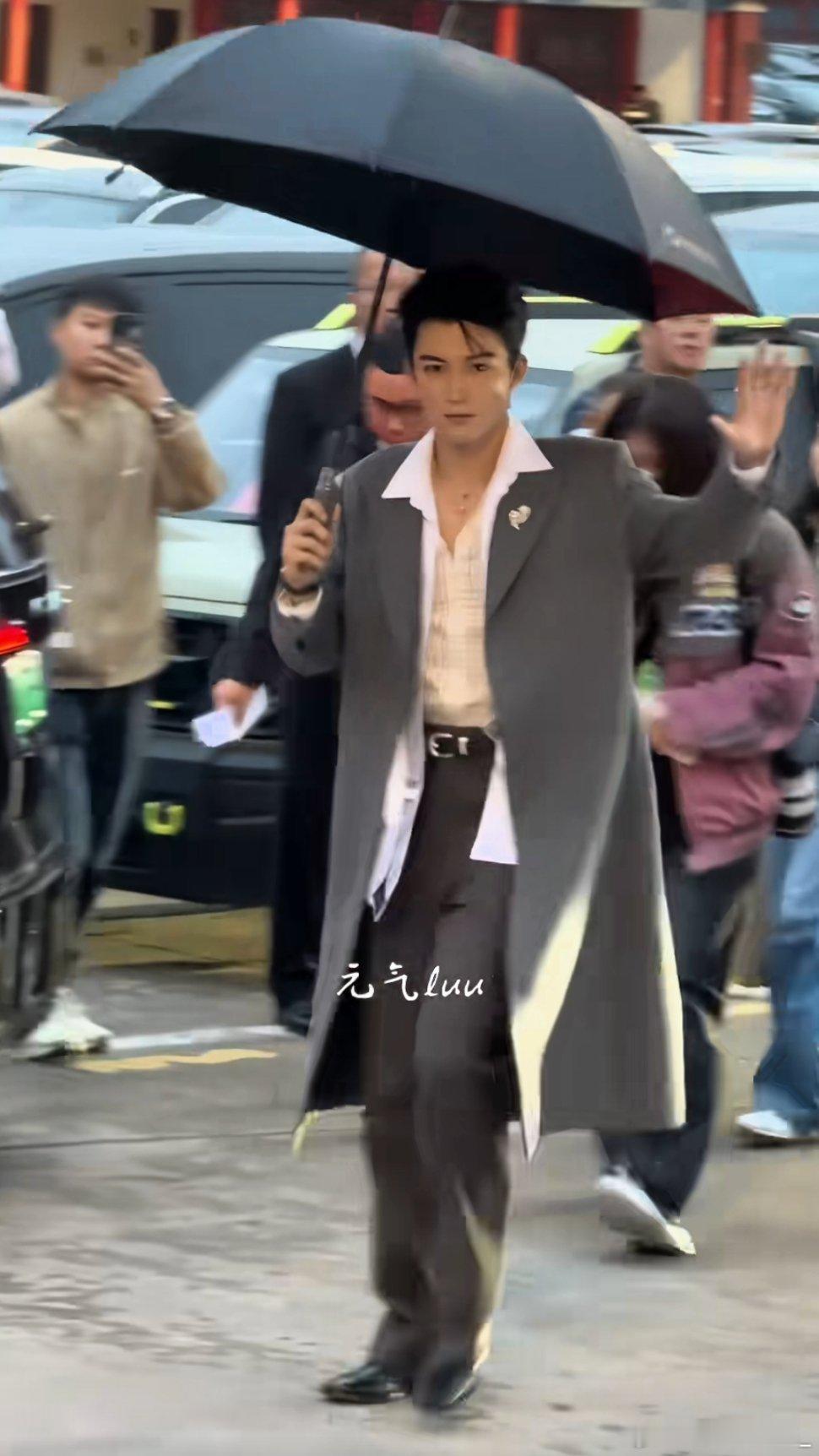 #王星越[超话]# oi！小帅哥！我也开滴滴所以我能接你上下班吗[舔屏]还有你头
