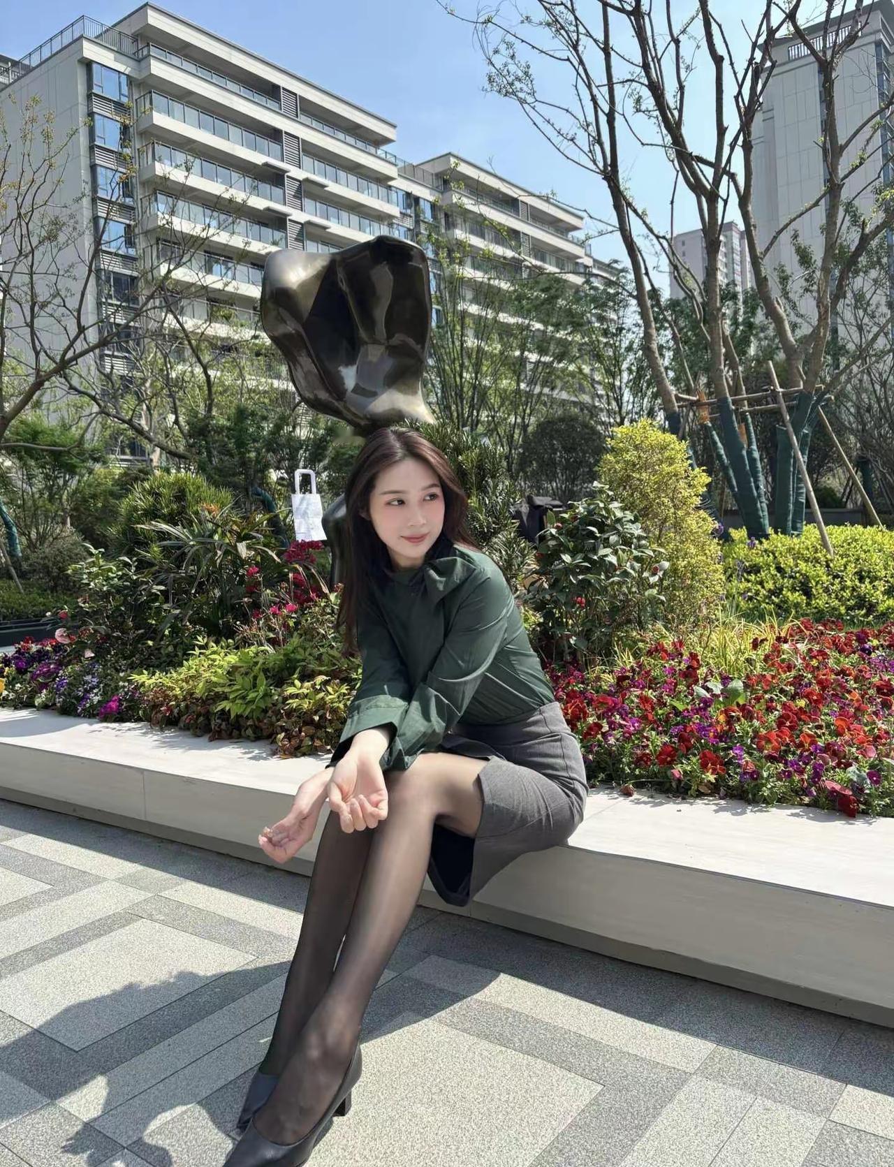 墨绿色特显高级感，薄黑丝特有少妇感
墨绿色时尚风