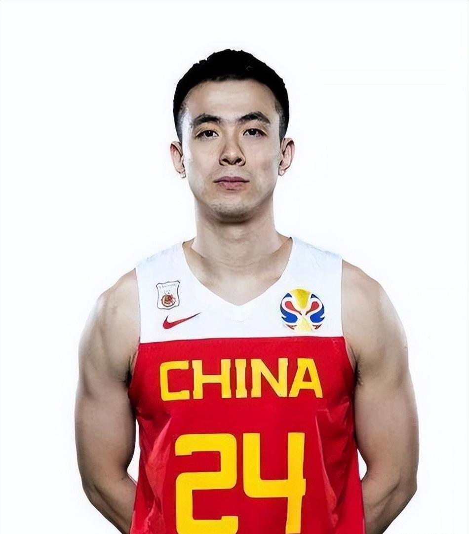 十几天前中国男篮打荷兰的热身赛后，很多球迷说中国男篮没有赵继伟不行，后卫线组织混