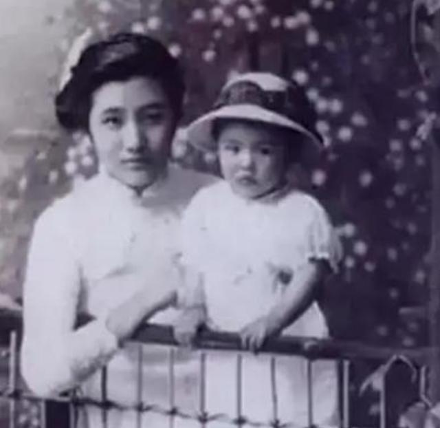 1925年，连生4女的董竹君，为了让丈夫有个儿子，冒险怀第5胎。谁知，丈夫见她爱