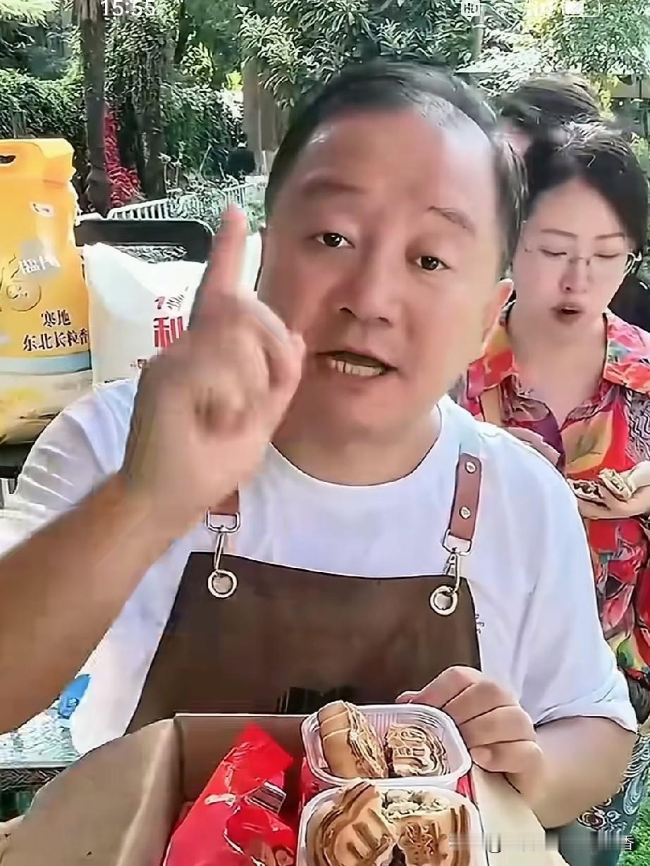 谢广坤前几天在直播间卖月饼，那小嘴叭叭叭的可会说了，把直播间的粉丝糊弄的一愣一愣