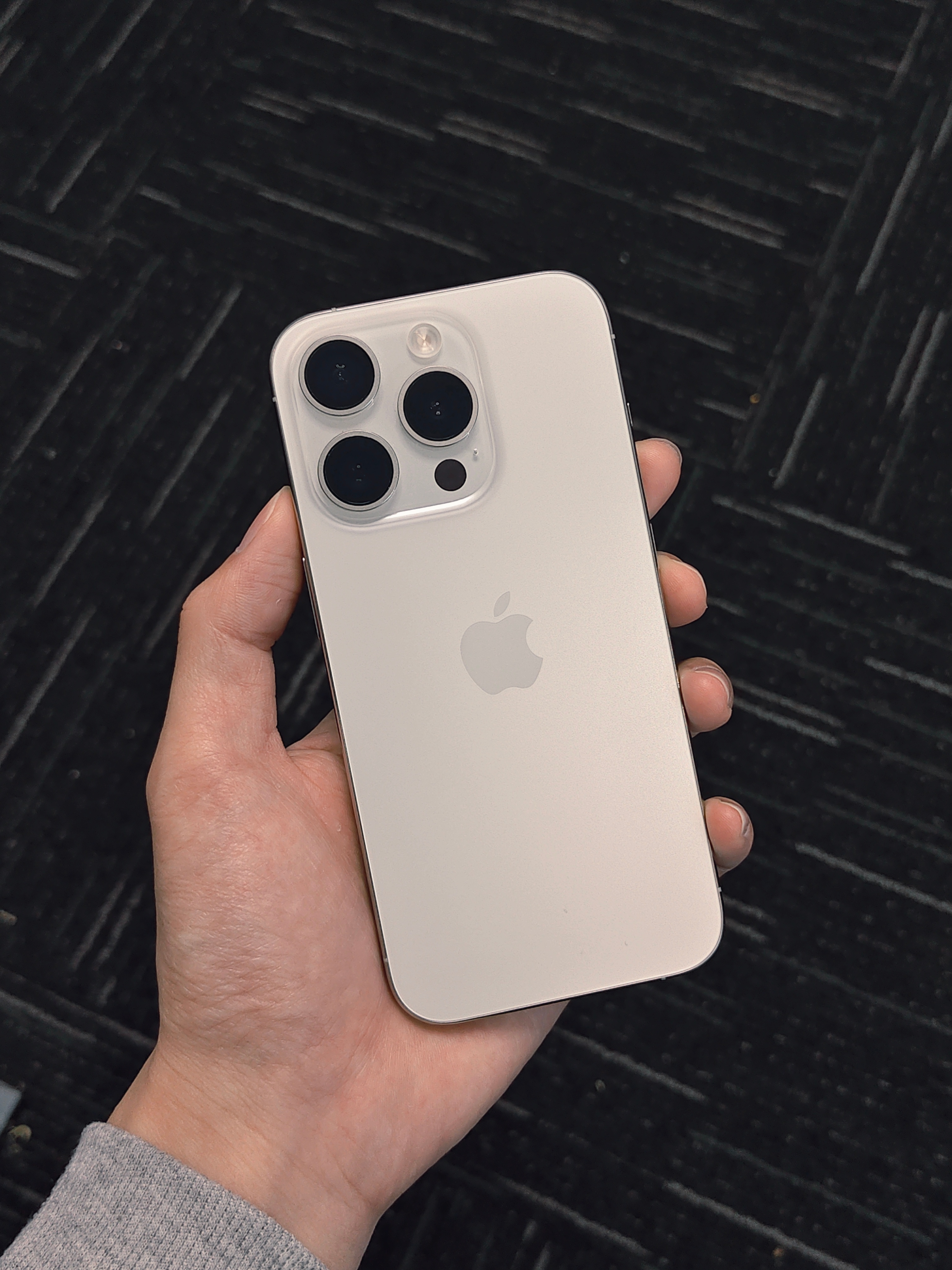 曝iPhone18屏幕规格或开倒车还好，我跟同事还在用15Pro系列。 