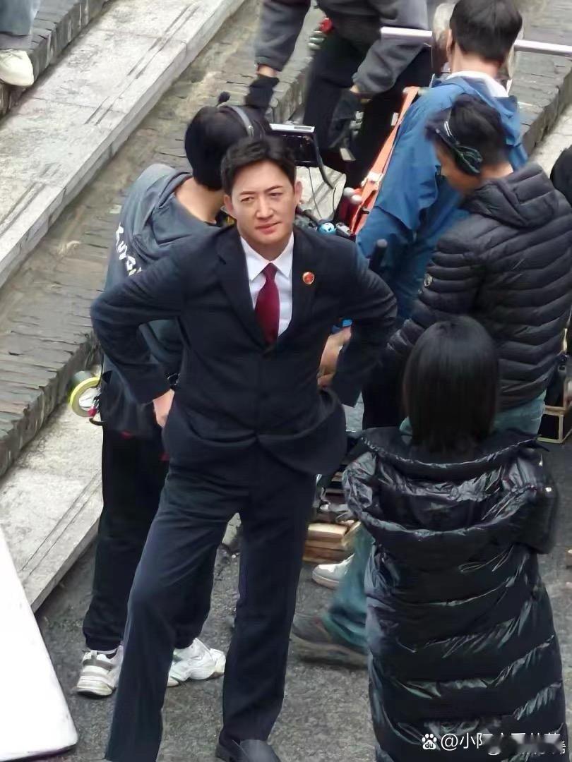 王阳来重庆拍检察院题材的戏被偶遇，网友表示：不愧是叔圈天花板，这就是成熟男人的魅