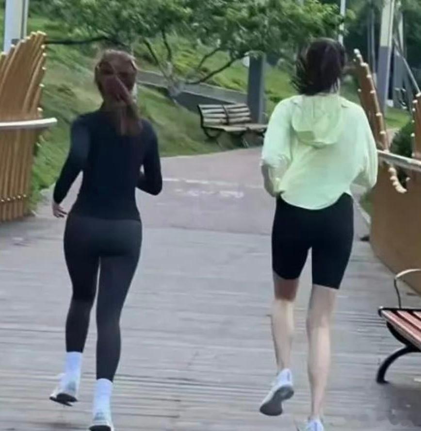 偶遇关晓彤公园晨跑，这身材比例也是没谁了！关晓彤卸妆完全就是卸掉了灰尘 