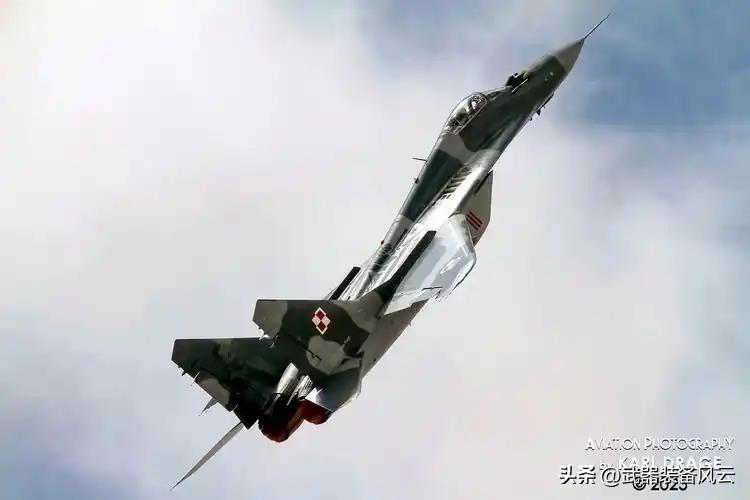 波兰副国防部长扎列夫斯基：
波兰将向乌克兰移交至多9架米格-29战斗机。
这笔交