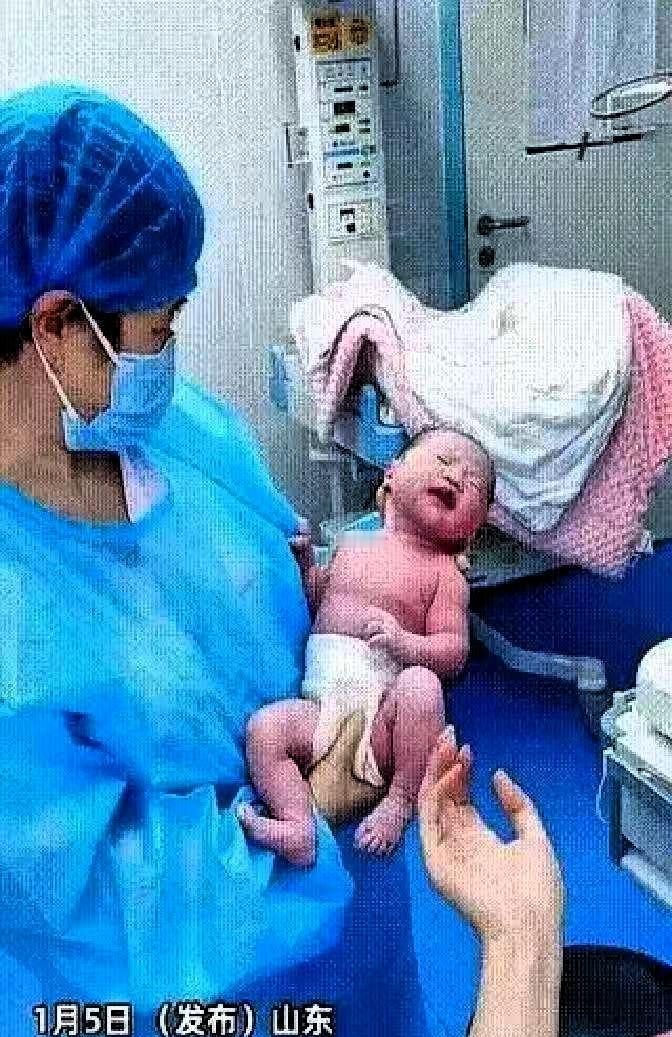山东护士刚接完生，对着男婴轻轻一句“跟妈妈打个招呼”，小家伙居然伸手抓住她衣角，