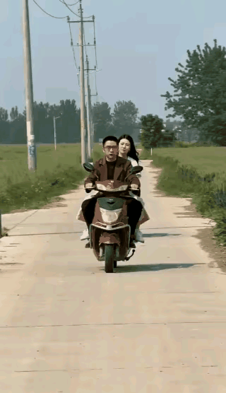 这对情侣秀恩爱不要命，骑着电动车都要亲嘴，跟在后面男子羡慕嫉妒恨。跟了一脚前面的