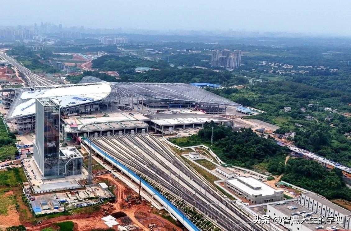 不要感到意外，四川最大高铁站今年只开一半，这样的结果更符合当前的需求。
 
目前