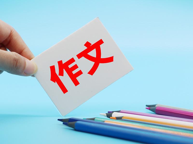 今天翻到两个特别戳人的金句打卡内容，一边是给小学生练情绪写作的实用技巧，一边是成