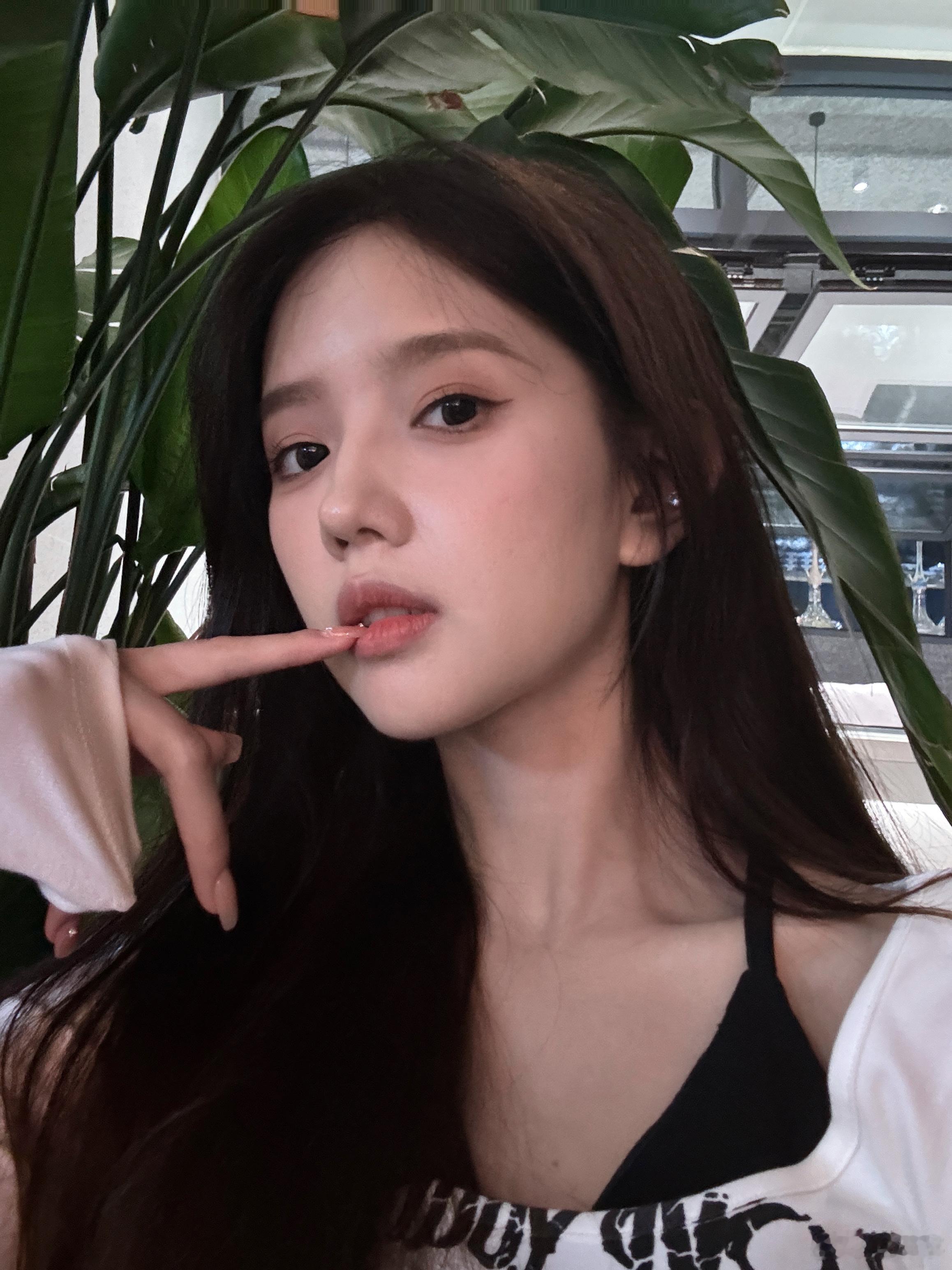 当我做了美甲后的自拍…#一条plog告别八月# ​​​