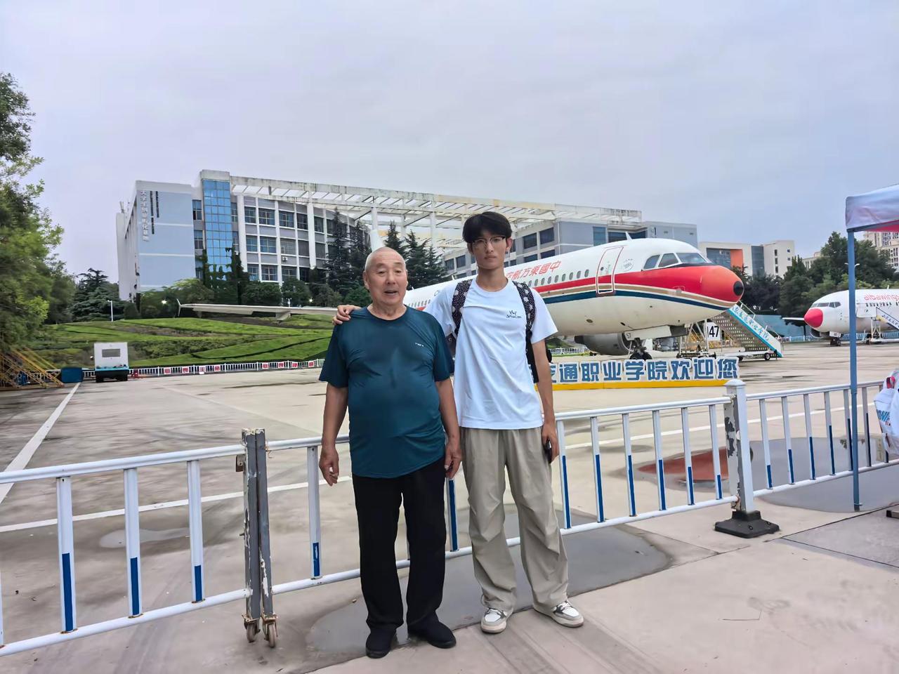 这是爷爷奶奶养大的第二个大学生，马上八十岁爷爷，也要坚持送孙子上学，老人有心酸，