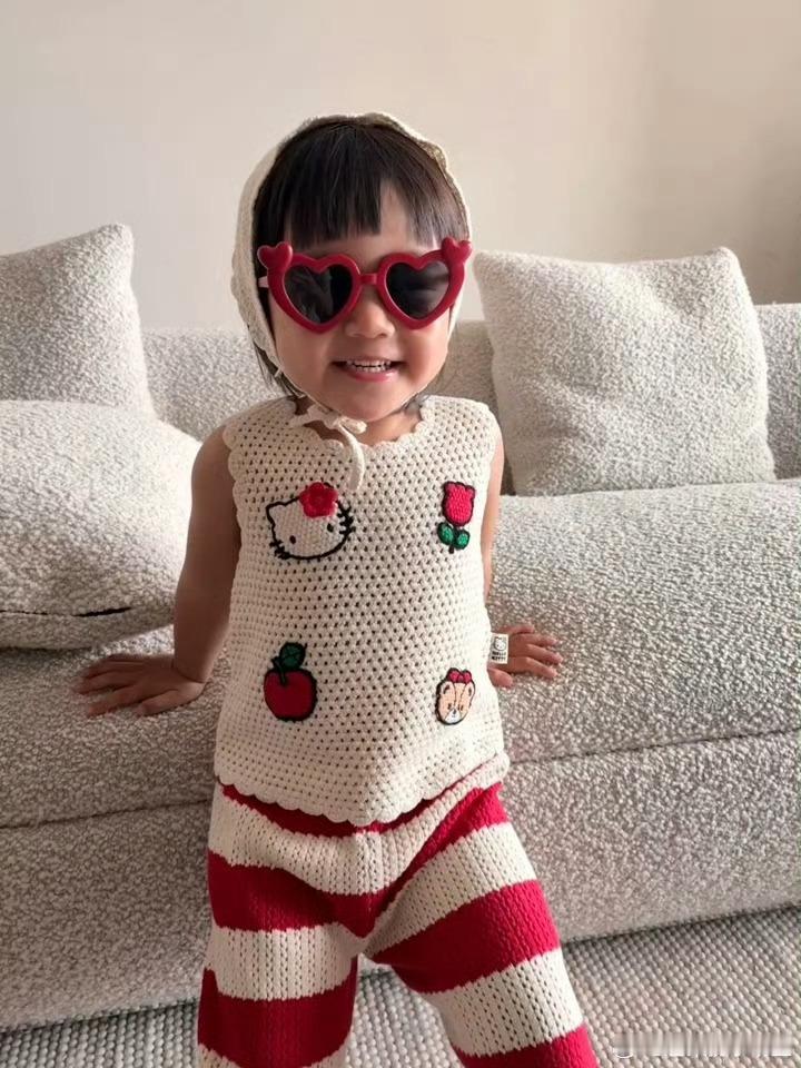 明道2岁女儿正脸照明道女儿小艾果真的好可爱啊！肉嘟嘟的小脸，搭配头巾和小短袖，神