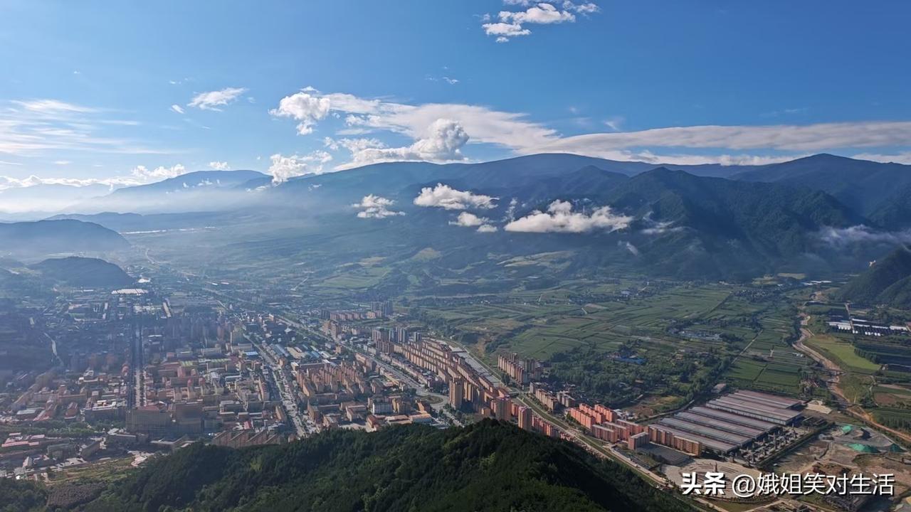 夏日的清晨随想随拍今晨八点，我登上了翠矶山顶，这是我第二次登顶翠矶山。我登山感觉