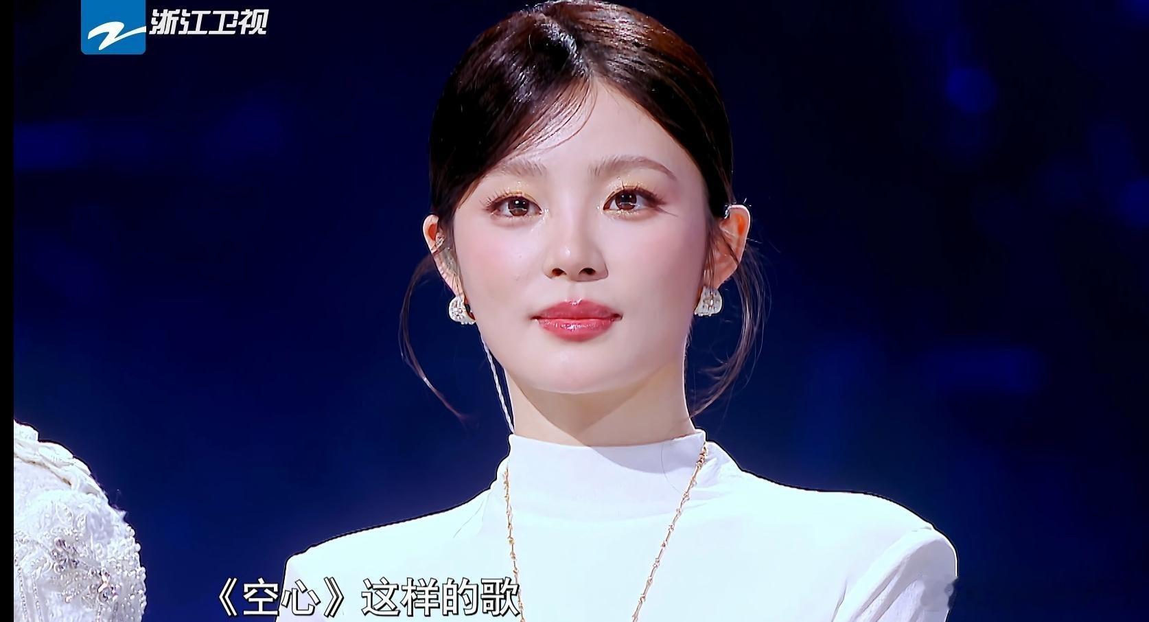 姚晓棠怎么哭的这么惨，妆都花了吧估计没想到梁源会拿黄举例来拉踩她，估计心里很不好