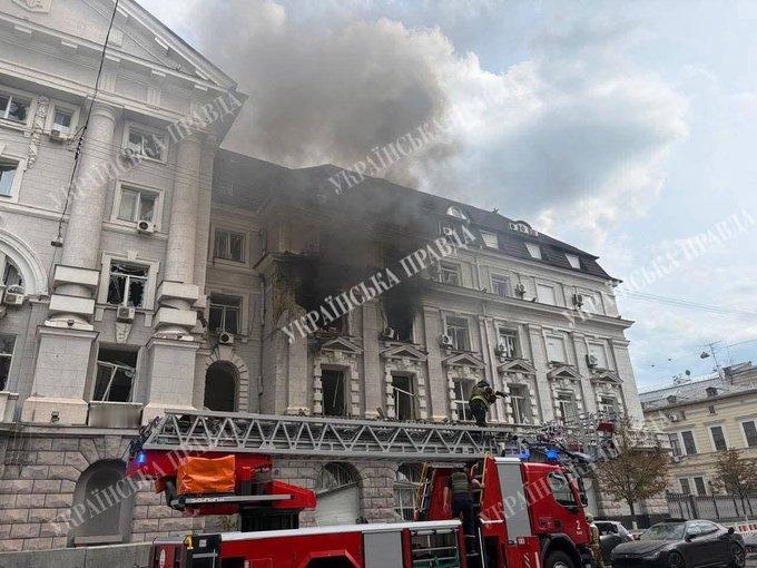 俄罗斯用无人机袭击了乌克兰安全局总部，造成7人伤亡，而昨天凌晨乌克兰安全局射杀了