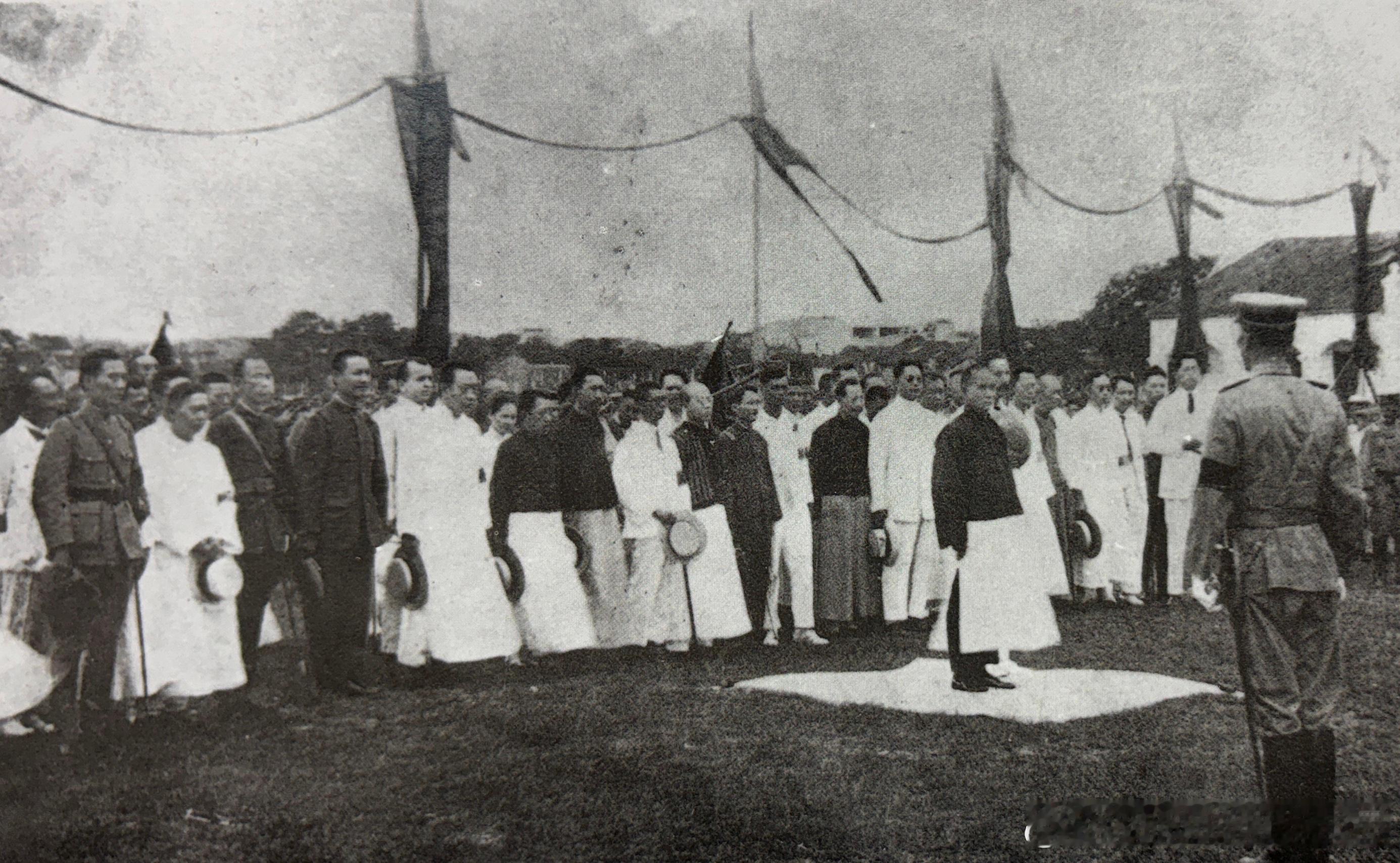 1924年7月23日孙中山、宋庆龄、苏联顾问鲍罗廷和各界人士万余人，出席因公殉职