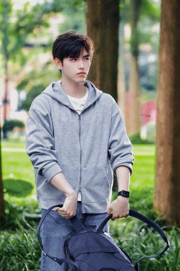 #陈飞宇道歉速度#陈飞宇这打戏，简直就是一场视觉享受，动作干净利落。而他那迅速又