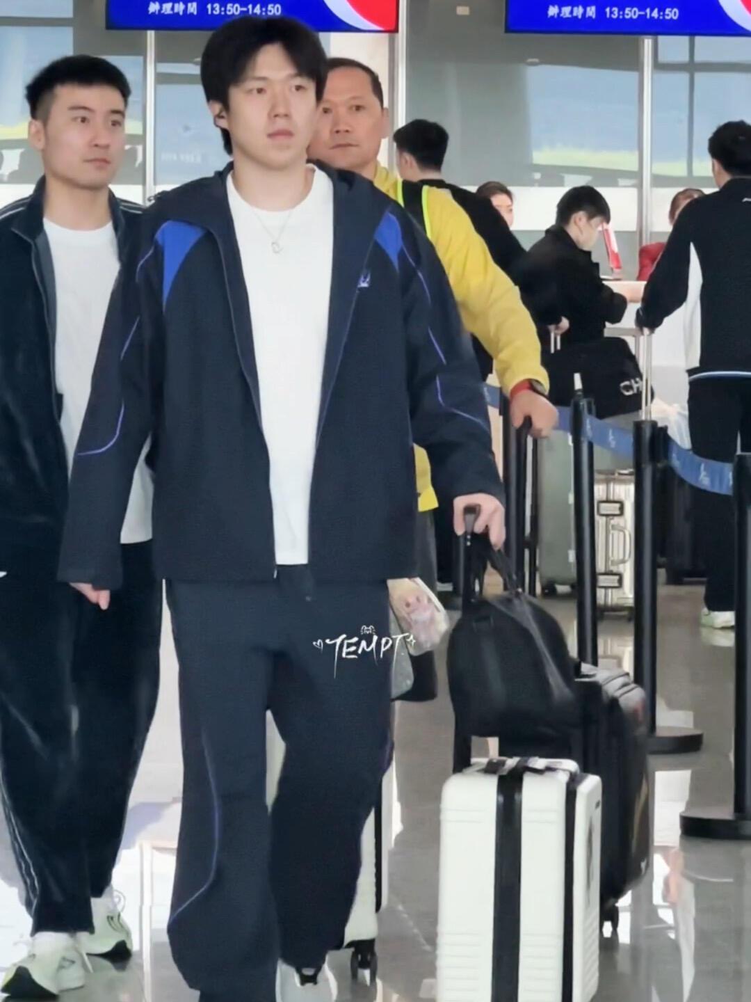 王楚钦走在前排，牛牛在后面跟着，我们的头哥气势太足了！
谁家这么好的孩子，好板正