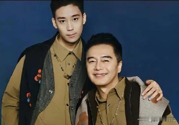 星二代许何时尚首秀，父子同框尽显温情与魅力

近日，许亚军携儿子许何亮相时尚杂志